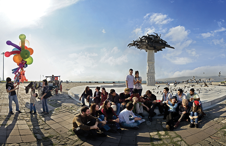 izmir-kordon-karikatur-yarismasi-gundogdu-meydani