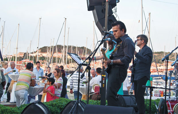 mavisehir-dergisi-cesme-marina-yaza-merhaba-parti5